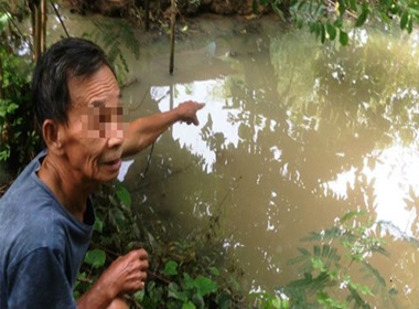 Ông bố 'nhi đồng' ném con xuống ao vì giận bữa ăn toàn cá