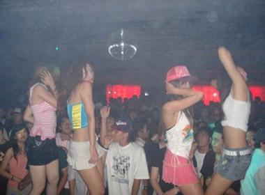 Cha mẹ nghèo đói, con đua đòi cưỡi máy bay đi thăm trai như đi chợ (ảnh minh họa)