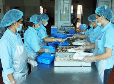 Chuẩn bị các suất ăn tại một cơ sở chuyên cung cấp cho trường học ở quận Hoàng Mai (Ảnh minh họa)