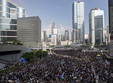 Người biểu tình ở Hong Kong bao vây Văn phòng Trưởng Đặc khu hành chính