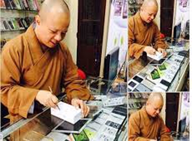 Hình ảnh nhà sư Thích Thanh Cường sử dụng mở hộp điện thoại iPhone 6 được tung lên Facebook 