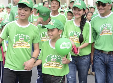 Gia đình Kim Hiền cùng Quang Anh tham gia đi bộ gây quỹ từ thiện