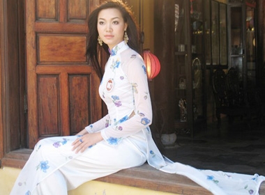 Trần Thùy Dung diện áo dài dự cuộc thi Hoa hậu Việt Nam 2008