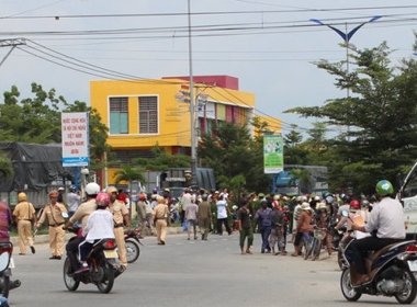 Dân chặn xe phản đối vụ xử titan ở Ninh Thuận