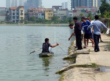 4 thanh niên ném đá xuống hồ bị điều tra hành vi giết người