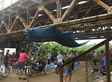 Nam thanh niên treo cổ dưới gầm cầu Long Biên, Hà Nội