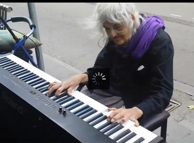 Bà cụ hành khất chơi piano ngoài đường phố gây xúc động