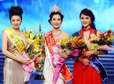 Hoa hậu Việt Nam 2012 Đặng Thu Thảo (giữa). Á hậu 1 Dương Tú Anh (trái). Á hậu 2 Đỗ Hoàng Anh.