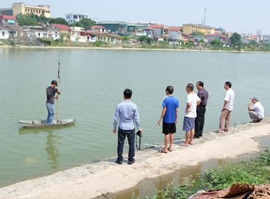 Tuổi thơ dữ dội của thanh niên bị ném đá đến chết dưới hồ