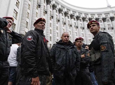 Binh sĩ Ukraine hôm qua (13/10) đã kéo đến trước phủ Tổng thống biểu tình đòi xuất ngũ ngay lập tức. 