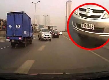 Chạy ôtô ngược chiều trên cao tốc 80km/h để... đi đón sếp