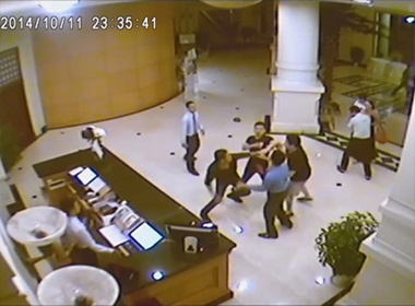 Hình ảnh vụ ẩu đả được camera giám sát của khách sạn ghi lại