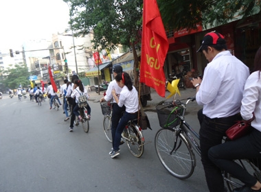 Sinh viên tình nguyện đạp xe vận động hiến máu nhân đạo