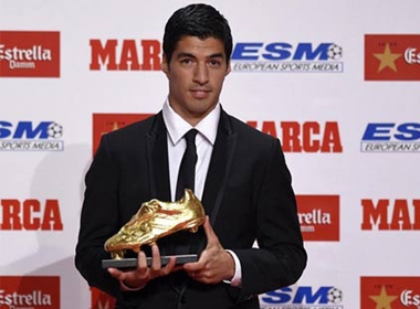 Suarez nhận Chiếc giày vàng: Sẵn sàng 'đọ súng' với CR7