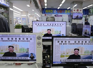 Tin tức về việc ông Kim Jong Un tái xuất tràn ngập trên truyền hình, báo chí Hàn Quốc