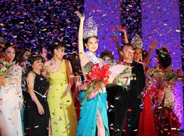 Ngọc Trinh đăng quang Hoa hậu Việt Nam hoàn cầu 2011 gây ra nhiều tranh cãi