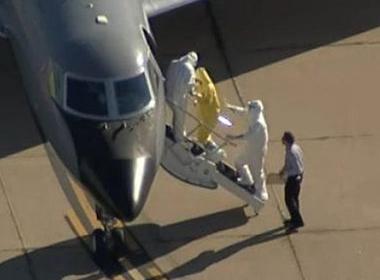 Nhân viên y tế Mỹ không mặc đồ bảo hộ khi vận chuyển bệnh nhân Ebola