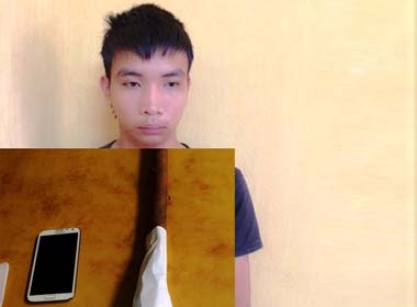 Nguyễn Công Văn cùng hung khí là gậy gỗ dài 60 cm và chiếc điện thoại di động trộm cắp được từ nhà nạn nhân. 