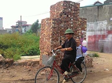 Ông Va đèo vợ đi chơi nhân ngày Phụ nữ Việt Nam.