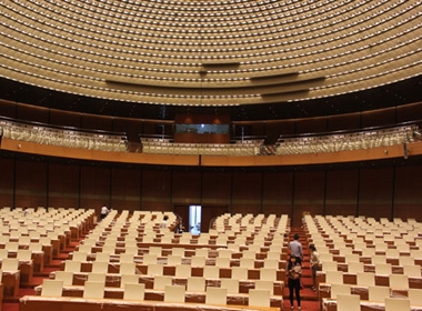 Phòng họp chính của QH, hình tròn với 600 chỗ ngồi. 