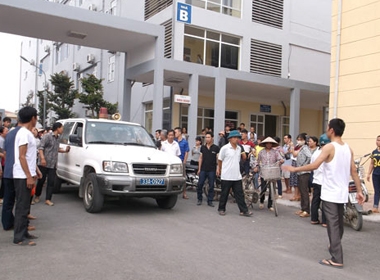 Người nhà bé 11 tuổi tử vong vây kín bệnh viện Quốc Oai, Hà Nội