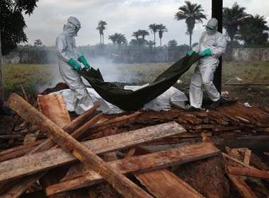 Lý do nào giúp một số bệnh nhân Ebola phương Tây sống sót?