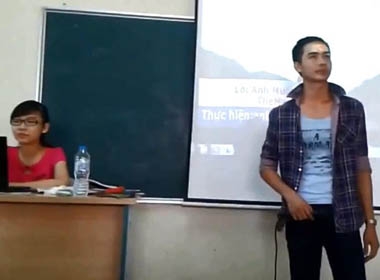 Clip Nam sinh Đại học Công Nghiệp hát tỏ tình với cô giáo trong lớp?