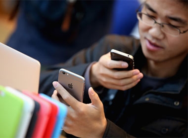 Người mua iPhone 6 của hãng Apple kiểm tra sản phẩm tại một cửa hàng ở Thượng Hải