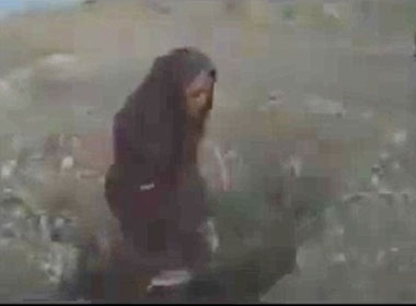 IS tung video ném đá một cô gái đến chết