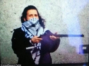 Bức ảnh mới công bố Zehaf-Bibeau cầm súng và mang khăn quàng che gần nửa mặt trong vụ xả súng. 