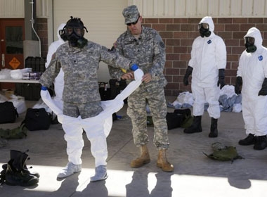 Các binh sĩ Mỹ đang được huấn luyện mặc trang phục bảo hộ trước khi được đưa đến Châu Phi nhằm đối phó với đại dịch Ebola