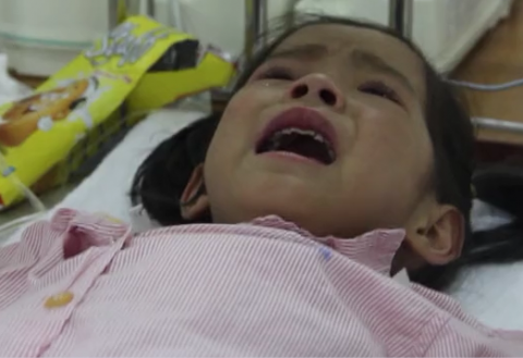 Bé gái 6 tuổi cận kề cái chết vẫn sợ bị 'cô giáo đuổi học'