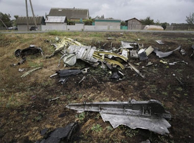 Những mảnh vỡ còn sót lại sau vụ MH-17 rơi trên bầu trời Ukraine
