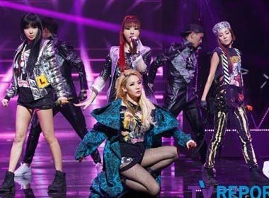 2NE1 đã thành công trong album Crush nhưng lại gặp lùm xùm scandal giữa năm