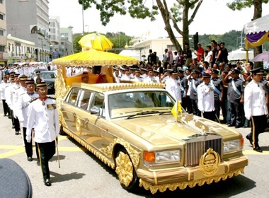 Siêu xe Limousine này được dát vàng 24 carat trên toàn bộ các chi tiết và có giá lên tới 14 triệu USD
