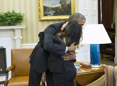 Tổng thống Obama ôm Nina Phạm sau khi cô xuất viện