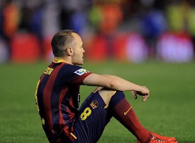 Iniesta dính chấn thương trong trận đấu tối qua