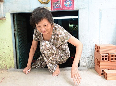 Cửa nhà bà Nguyễn Thị Hoài (1007/3 Lò Gốm, Q.6, TP.HCM) trước kia cao 2,2m, giờ chỉ còn khoảng 0,8m 