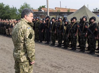 Tổng thống Petro Poroshenko đi thăm các binh sỹ Ukraine ở gần khu vực Slovyansk, miền Đông Ukraine hôm 20/6. 