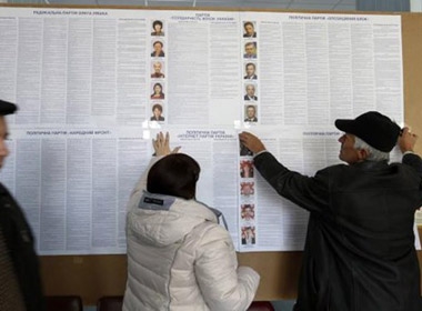 Thành viên Ủy ban bầu cử chuẩn bị tờ thông tin ứng cử viên tại một trạm bỏ phiếu ở thị trấn Slavyansk.