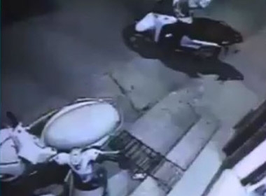 Camera an ninh ghi lại cảnh tên trộm xe máy hành sự thất bại.