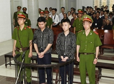 Nguyễn Mạnh Tường  (trái) cùng bảo vệ Đào Quang Khánh trong phiên tòa ngày 15/4. Phiên tòa sau đó phải tạm hoãn để điều tra bổ sung.