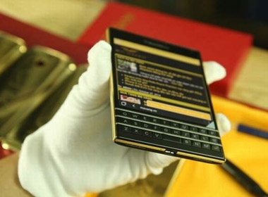 Mạ vàng BlackBerry Passport với 8-10 triệu đồng tại Việt Nam