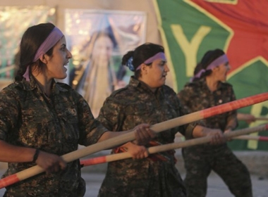 Các nữ chiến binh người Kurd ở Kobane đang tập luyện để chống lại quân IS