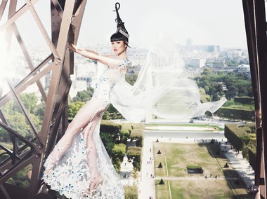 Jessica Minh Anh tạo dáng bên tháp Eiffel