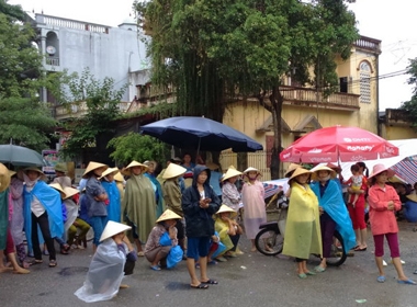  Chiều ngày 28 - 10, rất đông người dân vẫn tụ tập trước cổng UBND xã Yên Tâm, huyện Yên Định (Thanh Hóa) - Ảnh: Hà Đồng.