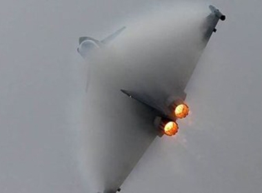 Không quân Anh dọa bắn hạ máy bay Latvia