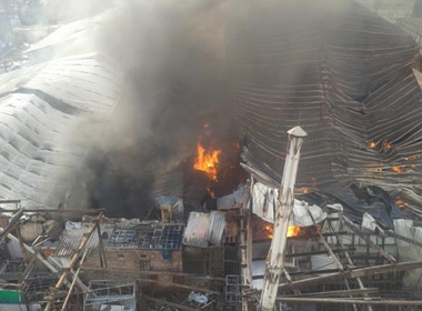 Đang cháy lớn ở xưởng gỗ, cột khói bốc cao nghi ngút ở Hà Nội