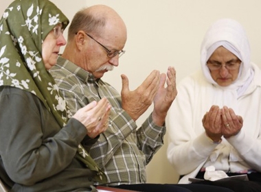 Cha mẹ của con tin Mỹ Peter Kassig cầu nguyện cho con trong một thánh đường Hồi giáo ở Indiana 