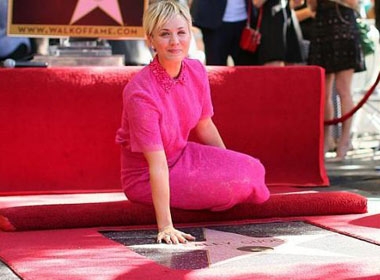 Nữ diễn viên phim 'The Big Bang Theory' Kaley Cuoco được vinh danh trên đại lộ Danh vọng Hollywood